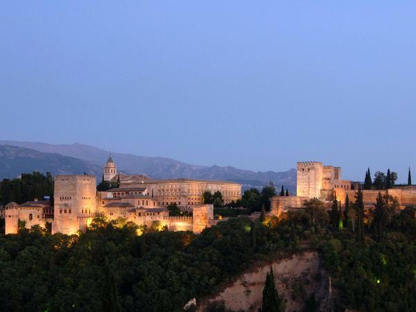Wenn die Sonne endgültig untergegangen ist und die Mauern der Alhambra angestrahlt werden, versteht man den Namen - "Die Rote"-