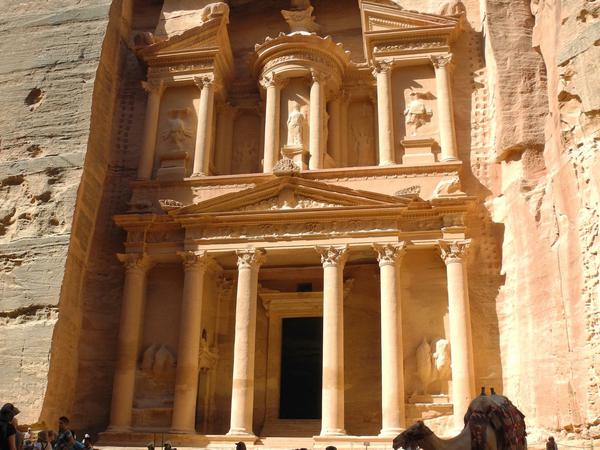 Früher stapelten sich hier die Touristen: Heute stehen nur einzelne Grüppchen staunend vor der weltberühmten Grabkammer der Felsenstadt Petra in Jordanien. 