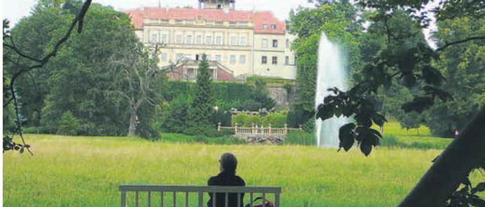 Landschaftspark Wiesenburg. Im Schloss kann man inzwischen hochwertige Wohnungen kaufen. Manche sind noch frei.