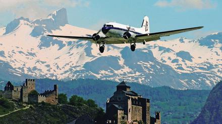 Die Genfer DC-3 beim Landeanflug in Sion (Wallis). Im Hintergrund sind die Burgen Tourbillon (links) und Valère zu sehen.