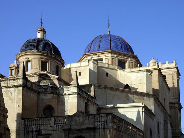 Die blaue Dachdeckung ist das Erkennungsmerkmal der Basilika von Elche, auch sie ein Weltkulturerbe.