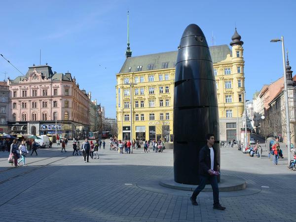 Die schwarze Gurke aus Granit am Freiheitsplatz in Brünn zeigt keine Uhrzeit.