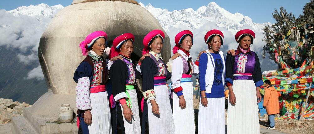 Zivilisierte Touristen. Diese Frauen, abgelichtet im Meili Schneegebirge, machen in ihren traditionellen Trachten schon mal eine gute Figur.