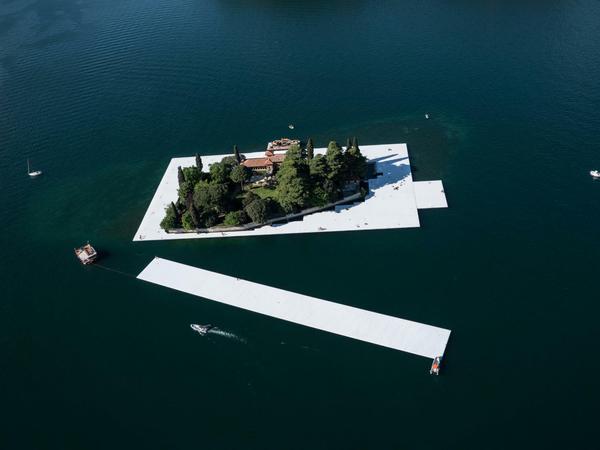 Vorbereitungen für das Kunstprojekt: Schwimmkörper für die Installation "The Floating Piers" umgeben die Insel San Paolo im Iseosee. Die rund 200.000 Kuben aus Polyethylen werden zu einer drei Kilometer langen Seebrücke zusammengefügt und mit Stoff überzogen. 