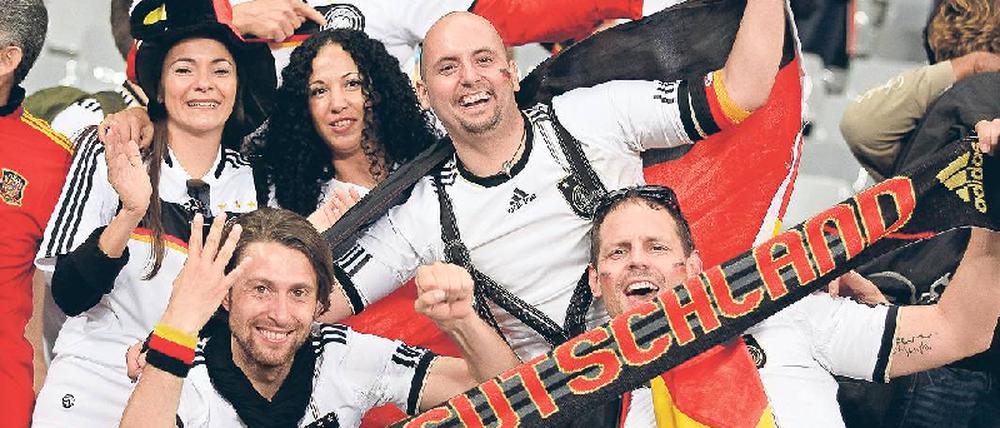 Gut lachen hatten die deutschen Fans in Südafrika vor dem Spiel gegen Spanien. Reisepakete nur zum Finale waren danach jedoch in Deutschland unverkäuflich. Foto: dpa