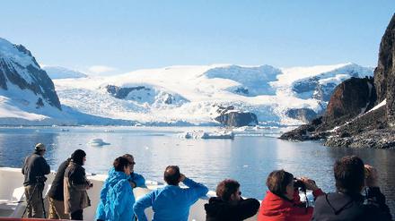 Gebührender Abstand erwünscht. 35 Schiffe fahren im Südhalbkugel-Sommer regelmäßig in die Antarktis. Foto: dpa