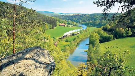 Immer den Fluss entlang: Der 72 Kilometer lange Elsterperlenweg folgt dem Lauf der Weißen Elster im Vogtland. Foto: Thüringer Vogtland Tourismus/dpa/tmn
