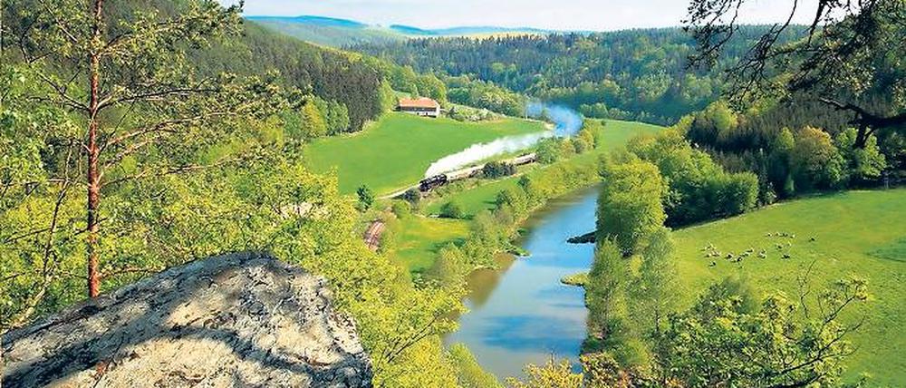 Immer den Fluss entlang: Der 72 Kilometer lange Elsterperlenweg folgt dem Lauf der Weißen Elster im Vogtland. Foto: Thüringer Vogtland Tourismus/dpa/tmn