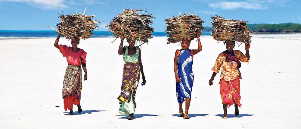 Mit Haltung. In vielen Ländern Afrikas lastet die Arbeit auf den Frauen. In Kenia ist das nicht anders. Foto: mauritius images
