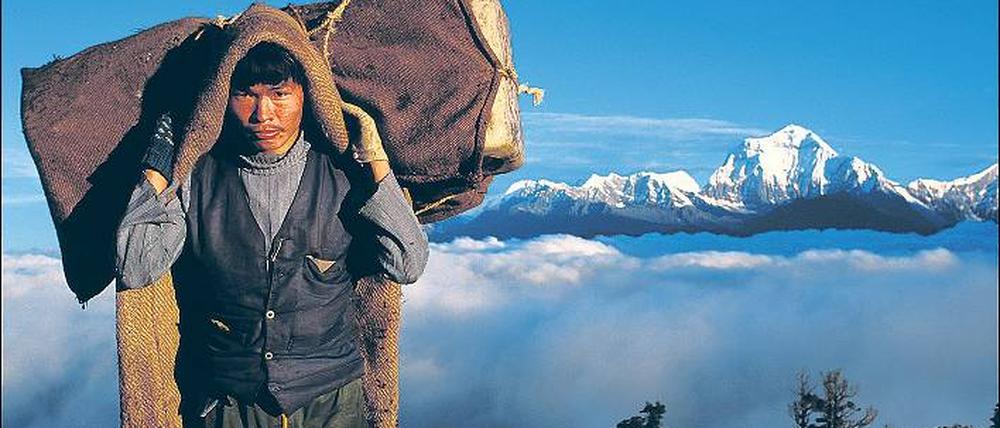 „Schneetiger“ werden die Sherpa oft genannt. Sie tragen Lasten und erklären Touristen die Bergwelt. Doch der Lockruf des Geldes zieht die Jungen ins Tal. Foto: laif