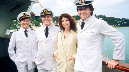 Kurs Quote. „Traumschiff“-Crew von 1983: Horst Naumann (Schiffsarzt), Heinz Weiss (Kapitän), Heide Keller und Sascha Hehn (Stewards)