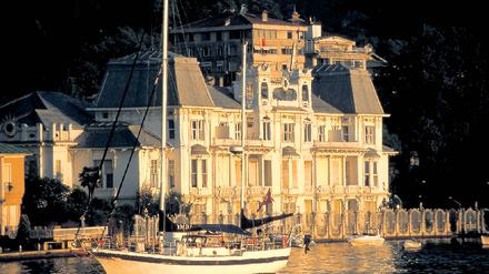 Groß, doch leicht und luftig mit verspielten Fassaden – so präsentieren sich die erhaltenen Yalis (Sommerhäuser) in Istanbul, vorzugsweise direkt am Bosporus. 