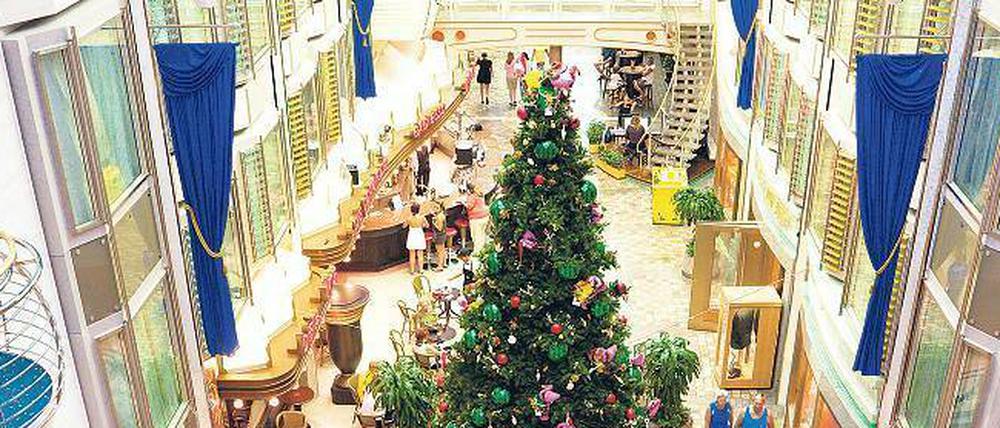 „O du fröhliche ...“ Auf der „Navigator of the Seas“ (Royal Carribean) ist genug Platz für eine stattliche, hübsch geschmückte Weihnachtstanne. 