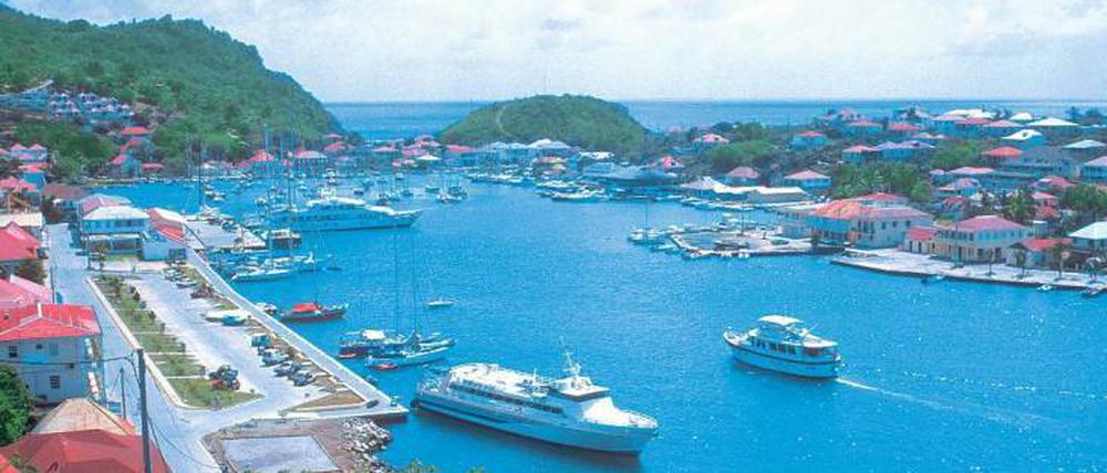 St. Barths auf den Kleinen Antillen. Die Insel gilt als Fluchtpunkt von allerlei Hollywood-Prominenz, was die Kreuzfahrtgemeinde jedoch nicht weiter stört. Hier ein Blick auf den Hauptort Port Gustavia.