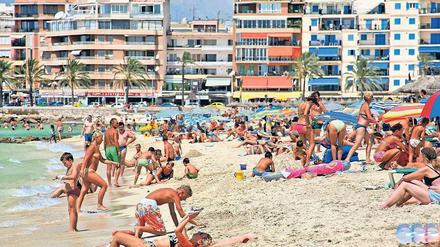 Gedränge am Strand von S’Arenal wird es im Winter auf Mallorca wohl kaum jemals geben. Doch mehr Besucher wünschen sich die Inselherren auch in den „toten“ Monaten. Foto: dpa