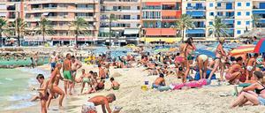 Gedränge am Strand von S’Arenal wird es im Winter auf Mallorca wohl kaum jemals geben. Doch mehr Besucher wünschen sich die Inselherren auch in den „toten“ Monaten. Foto: dpa