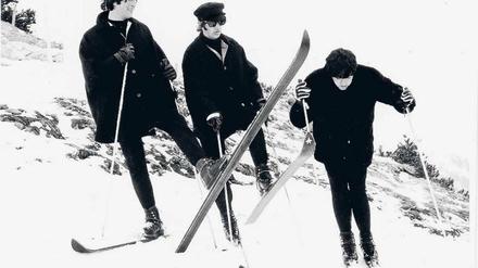Im Stand noch locker. Bis auf John Lennon (eine Skistunde) hatte keiner von den Beatles je auf Brettern gestanden. Gut für die Doubles, die gute Gage bekamen. 