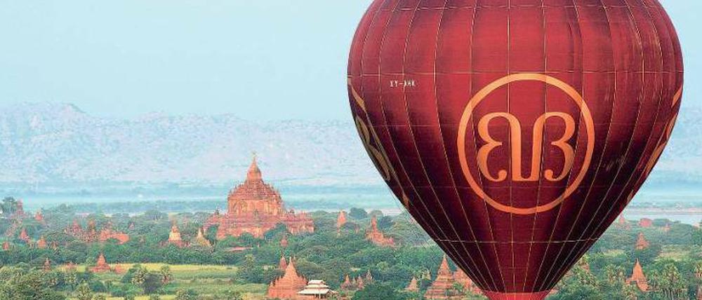 Traumzeit. Wer im Heißluftballon über Bagan schwebt, kann die sagenhafte Tempellandschaft in ihren riesigen Ausmaßen bestens bewundern. 