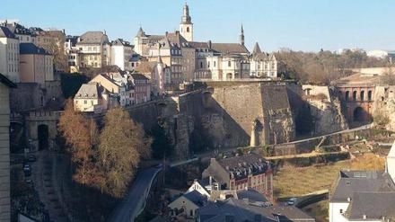 Luxemburg, wie man es sich eine europäische Schaltzentrale eigentlich nicht vorstellt: Altstadt über mittelalterlichen Festungsanlagen. 