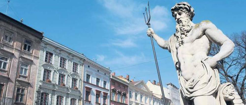 Mehr als 750 Jahre Geschichte. Die ukrainische Stadt Lwiw (Lemberg) hat ihre Bausubstanz trotz aller Widrigkeiten erhalten können. Auch die Neptunstatue am Markt.