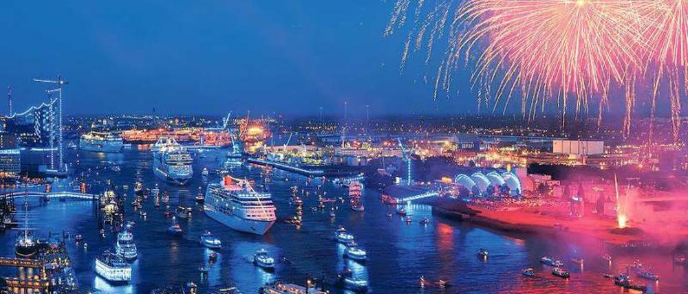 Blue Port. Bei den „Cruise Days“ tauchte Lichtkünstler Michael Batz den Hamburger Hafen in blaues Licht.