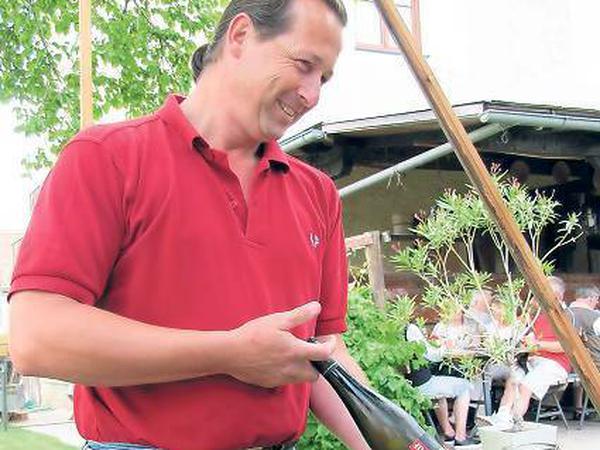 Stolz auf seine Flaschen: Winzer Peter Stockinger aus dem österreichischen Dürnstein. Die Region gilt als eine der schönsten Weinlandschaften der Welt.
