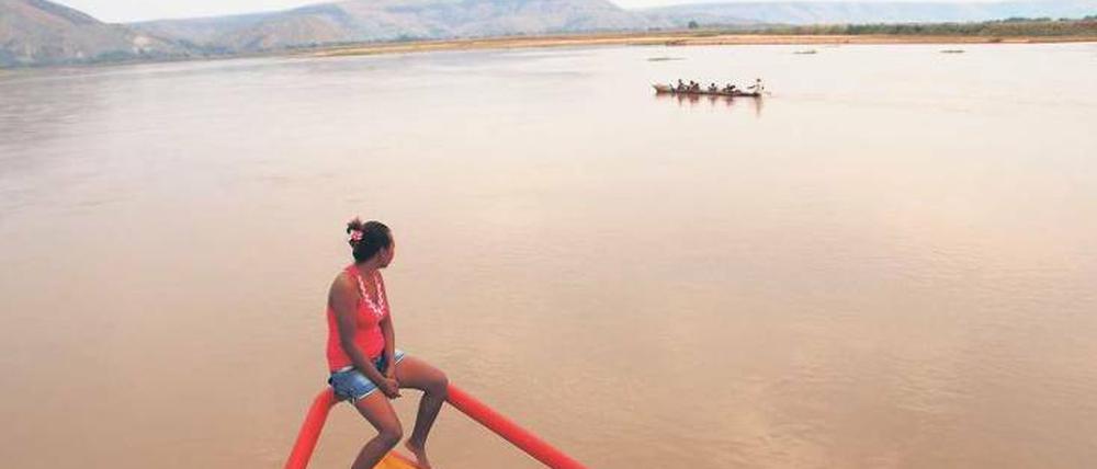Die Passagiere, die mit der "Lakanabe" über den knietiefen Fluss Tsiribihins fahren, lernen schnell Gelassenheit. Es gibt manches Malheur – und keine Toilette am Bord.