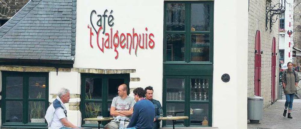 Café mit dunkler Geschichte. Zum Glück sind die Zeiten, als hier ein Henker seine Pflicht tun musste, lange vorbei. Das Lokal in Gent ist nicht nur bei Touristen beliebt.