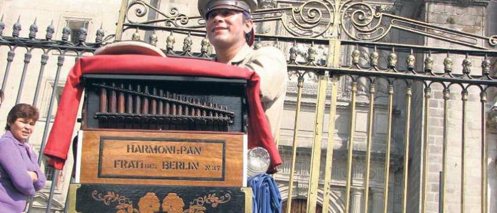Jede Münze ist willkommen bei Odilón Jardines. Von wegen Hinterhof: Der Mann orgelt vor der Kathedrale in Mexiko-Stadt. 