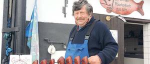 Fisch von der Stange. Tobias Bredow, der letzte Fischer von Vitt, packt die gefangenen Schuppentiere erst mal in den Räucherofen.