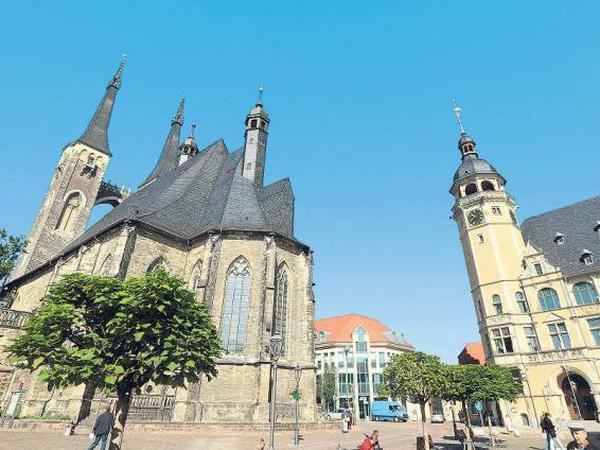 Ansehnlich. Gegenüber dem Rathaus in der Köthener Altstadt steht die Jakobskirche. Samuel Hahnemann ging hier sonntags zum Gottesdienst. 
