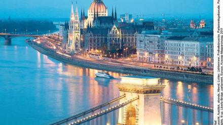 Monumentale Pracht. Abends, wenn Freiheitsbrücke und Parlament angestrahlt werden, setzt Budapest seine Schönheit in Szene.