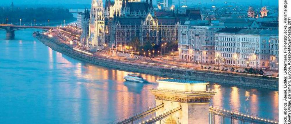 Monumentale Pracht. Abends, wenn Freiheitsbrücke und Parlament angestrahlt werden, setzt Budapest seine Schönheit in Szene.