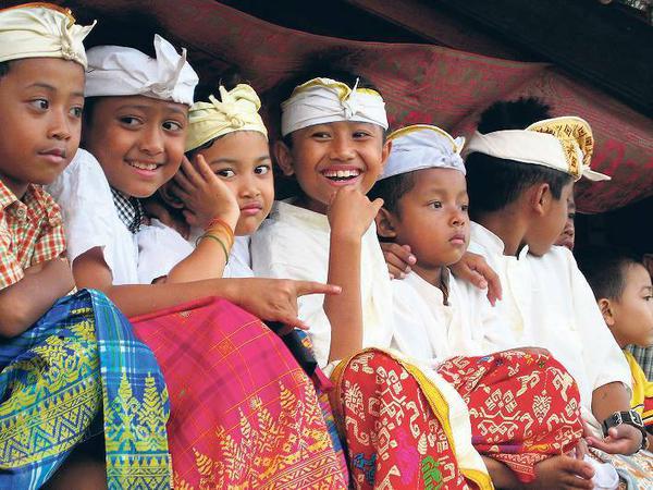 Nur wenige Touristen aus Europa finden den Weg in die kleinen Dörfer an der Nordküste der Insel Sumbawa - die einheimische Kinder staunen über ihre langen Nasen.
