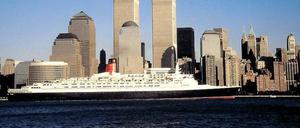 Die „QE 2“, der einstige Stolz Britanniens, hier 1998 beim Verlassen des New Yorker Hafens. Ein Bild, das es so nicht mehr geben wird. Die Zwillingstürme zerstört, das Schiff vermutlich zum Schrottwert verhökert. 