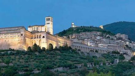 Weithin sichtbar. Das Sacro Convento der Franziskaner und die Basilica di San Francesco in Assisi, in deren Krypta die Gebeine des heiligen Franz ruhen, sind an die Hänge des Monte Subasio gebaut.