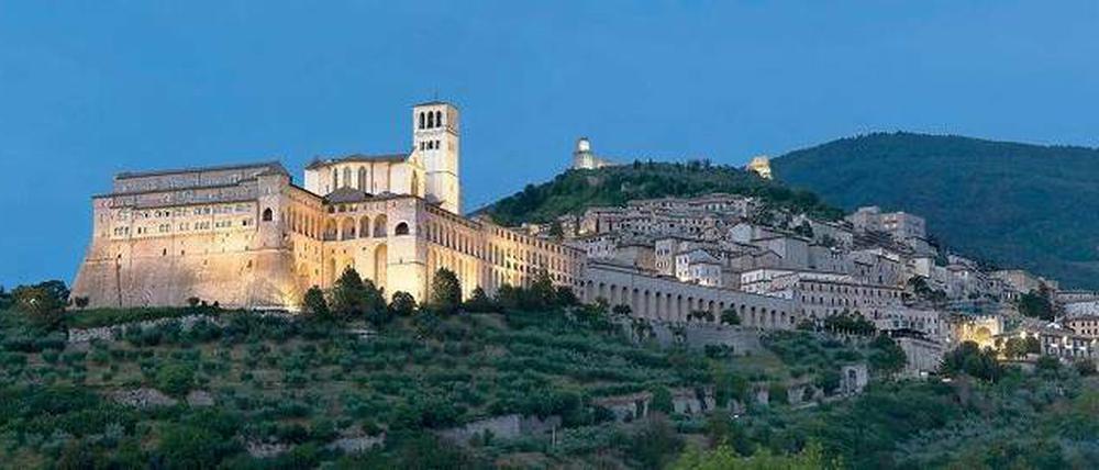 Weithin sichtbar. Das Sacro Convento der Franziskaner und die Basilica di San Francesco in Assisi, in deren Krypta die Gebeine des heiligen Franz ruhen, sind an die Hänge des Monte Subasio gebaut.