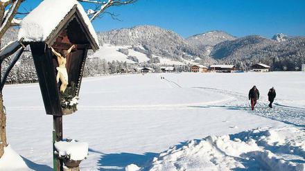 Bequem durch den Schnee. Im Achental gibt es zur Freude der Gäste den ersten „Premium“-Winterwanderweg Deutschlands. 