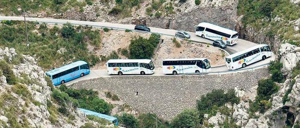 Trotz des Booms – Busschlangen wie hier bei Sa Calobra auf Mallorca wird’s auf deutschen Autobahnen wohl kaum geben.