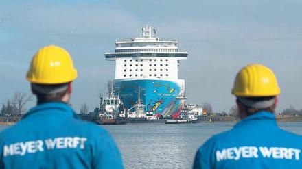 Und tschüss. Mitarbeiter der Meyer Werft beobachten, wie die „Norwegian Breakaway“ den Hafen in Papenburg verlässt.
