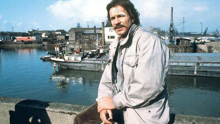 So kennen wir ihn. Götz George in seiner Rolle als „Tatort“-Kommissar Schimanski bei Dreharbeiten im Duisburger Hafen.