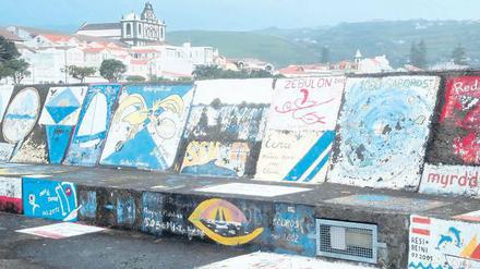 Atlantiksegler verewigen sich traditionsgemäß mit bunten Bildern an der Kaimauer von Horta auf der Azoreninsel Faial.