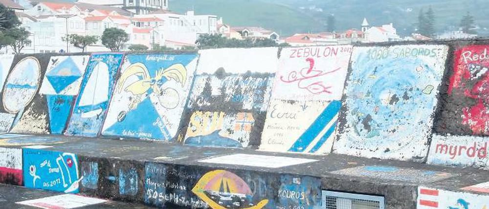 Atlantiksegler verewigen sich traditionsgemäß mit bunten Bildern an der Kaimauer von Horta auf der Azoreninsel Faial.