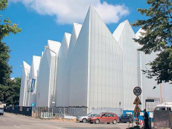 Glänzend mit Aluminiumfassade: Die neue Philharmonie ist ein Solitär in der Stadt.