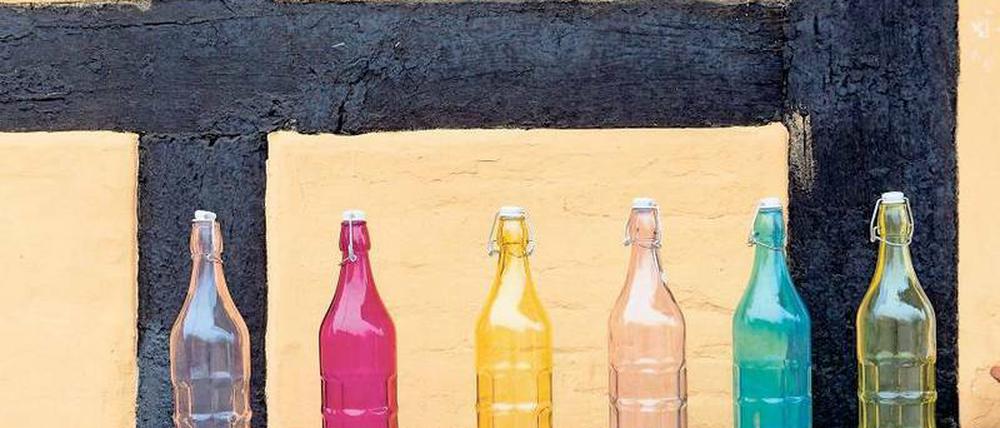 Stillleben im Dorf. Bornholmer lieben Glas. Und manche von ihnen stellen es selbst her, Mundgeblasenes in vielen Farben und Formen.