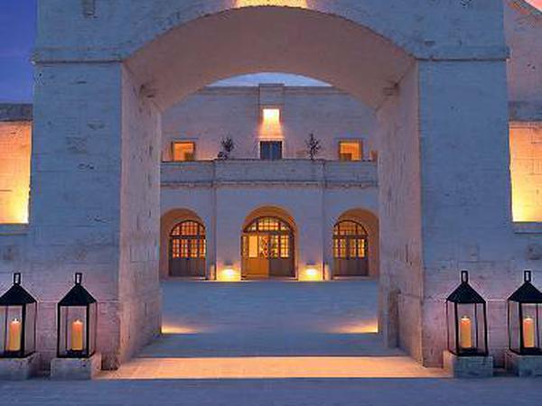 Imposant – der Eingang ins durchaus feudale Borgo Egnazia.