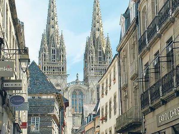 Die Kathedrale Saint Corentin, die mit ihren hohen spitzen Türmen die Stadt Quimper überragt, ist eine der drei ältesten gotischen Kathedralen der Bretagne.