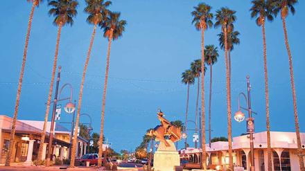 Wohlhabend. Das Städtchen Scottsdale muss nicht sparen und schmückt seinen Hauptplatz mit einer schönen Skulptur. Die Straßennamen, wie „Happy Valley“, künden von heiler Welt. 