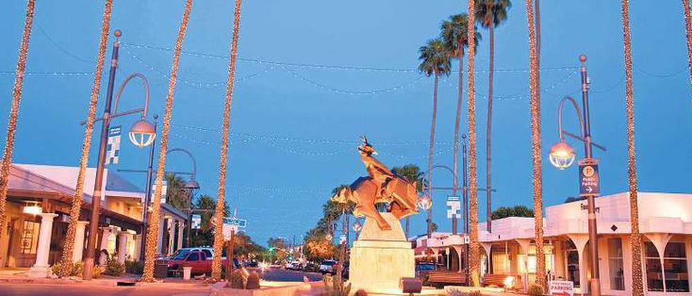 Wohlhabend. Das Städtchen Scottsdale muss nicht sparen und schmückt seinen Hauptplatz mit einer schönen Skulptur. Die Straßennamen, wie „Happy Valley“, künden von heiler Welt. 