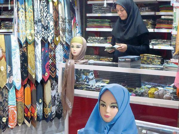 Strenge Variante in Kerman. Die meisten Frauen binden das Tuch locker.